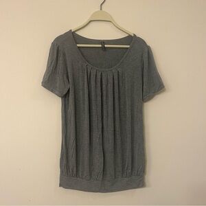Grey short sleeve pleated scoop neck stretchy top shirt women’s large Johnny